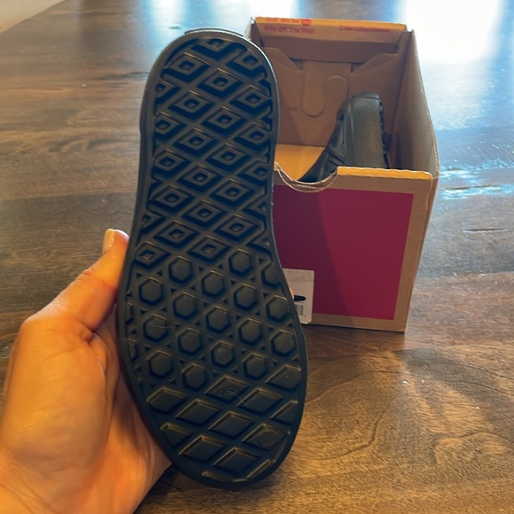 Kids new in box, Vans Slip-On TRK - Picture 3 of 4